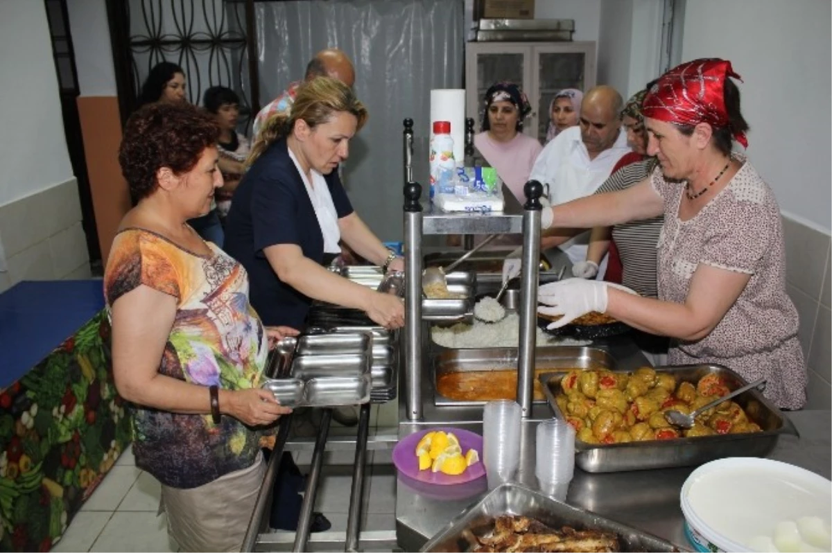 Urla Sabahat Akşıray Otistik Çocuklar Yaz Kampı\'nda İftar Yemeği