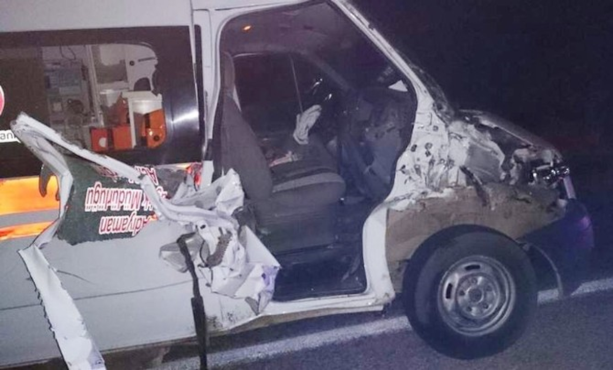 Ambulans Traktöre Arkadan Çarptı: 1 Yaralı