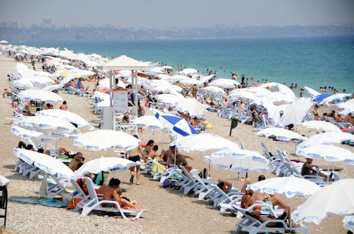 Antalya\'da Bayramda Sahiller Doldu Taştı