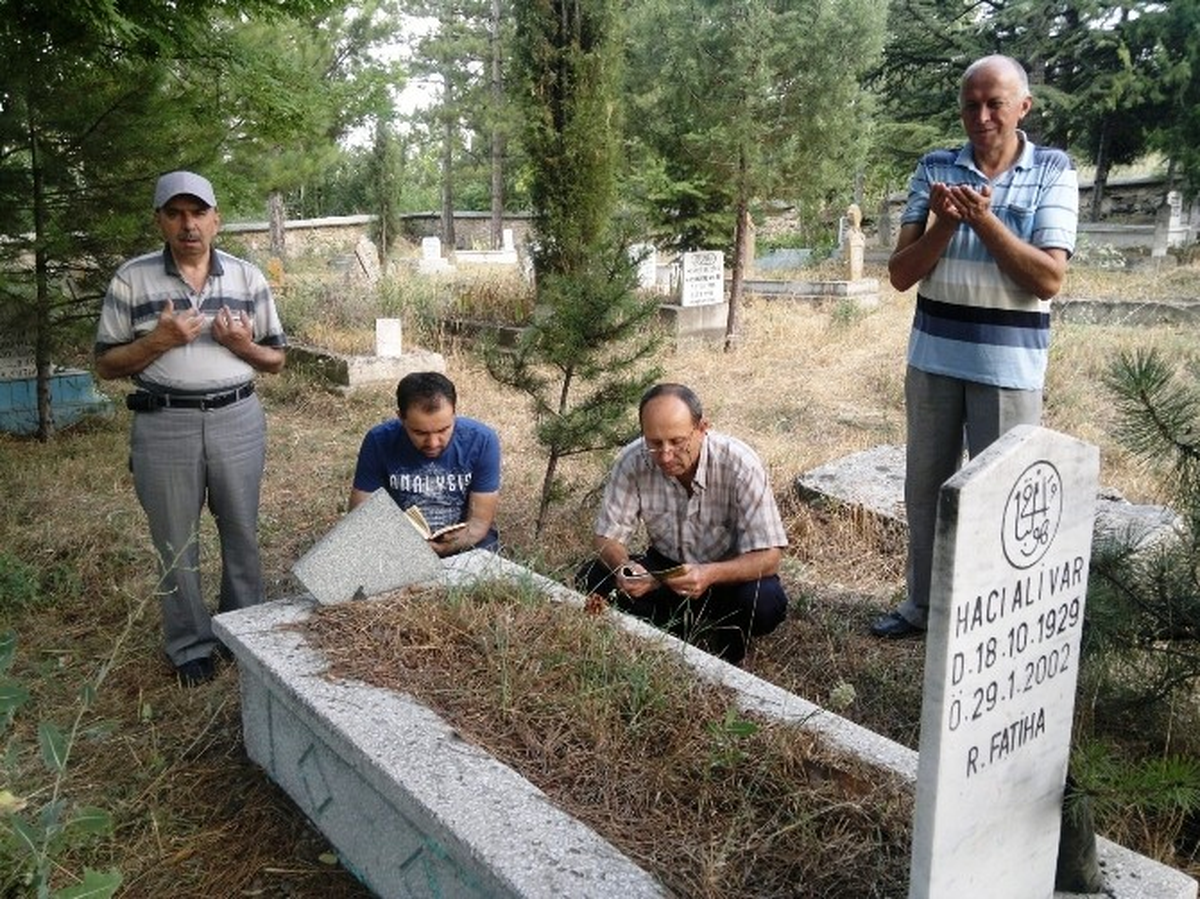 Arefe Günü Mezarlıklar Doldu Taştı