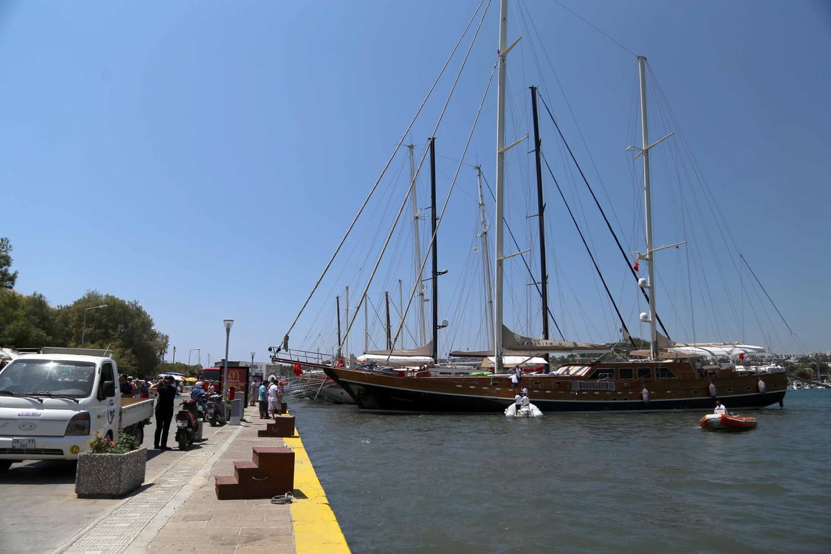 Bodrum\'da Arızalanan Tekne Aydınlatma Direğini Devirdi