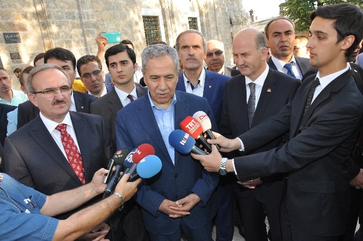 Arınç, Bayram Namazını Bursa Ulu Cami\'de Kıldı (2)