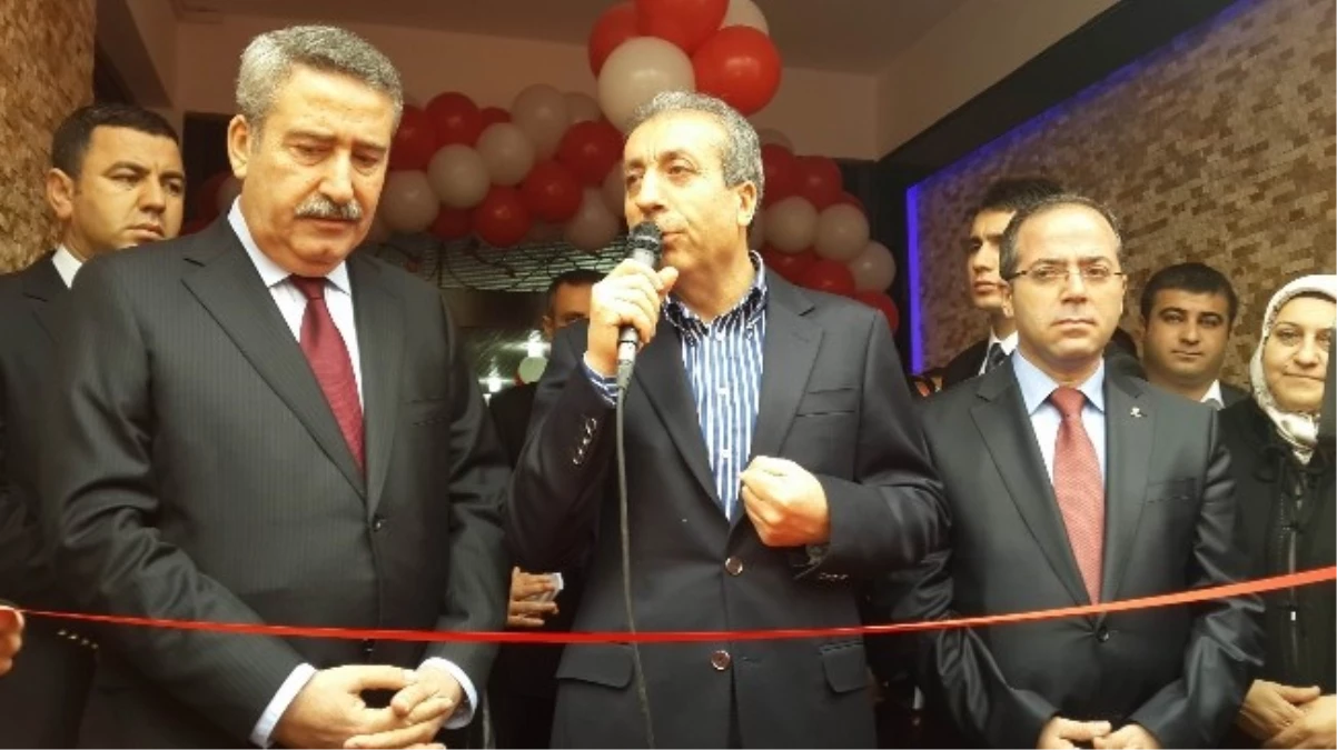 Bakan Eker Diyarbakır\'da Halkla Bayramlaşma Törenine Katıldı