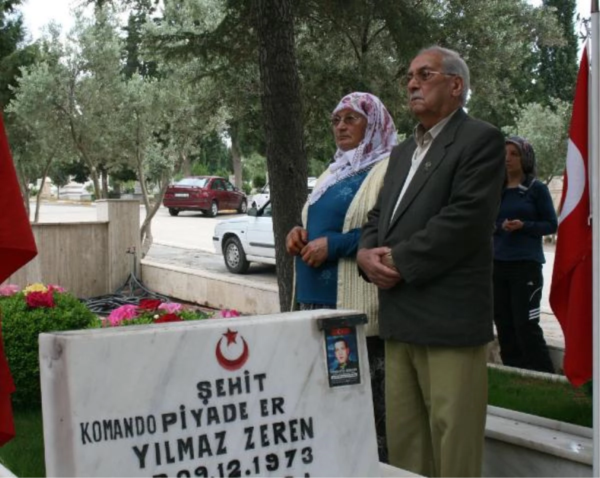 Demirci\'de Şehit Anneleri Çocuklarının Mezarı Başına Koştu