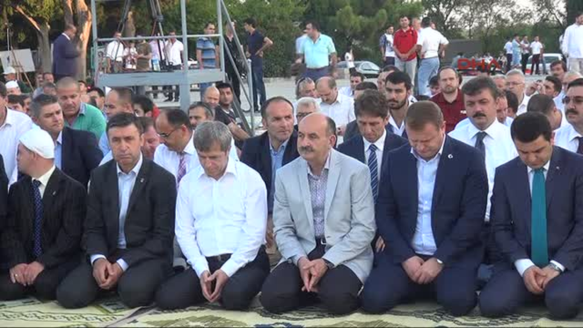 Bakan Müeezzinoğlu Çanakkale Şehitler Abidesi\'nde Bayramlaştı