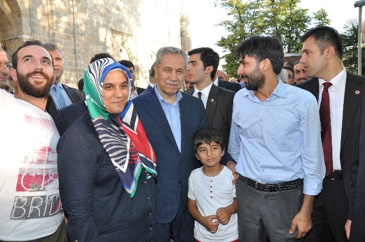 Başbakan Yardımcısı Bülent Arınç Bayram Namazını Ulu Cami\'de Kıldı