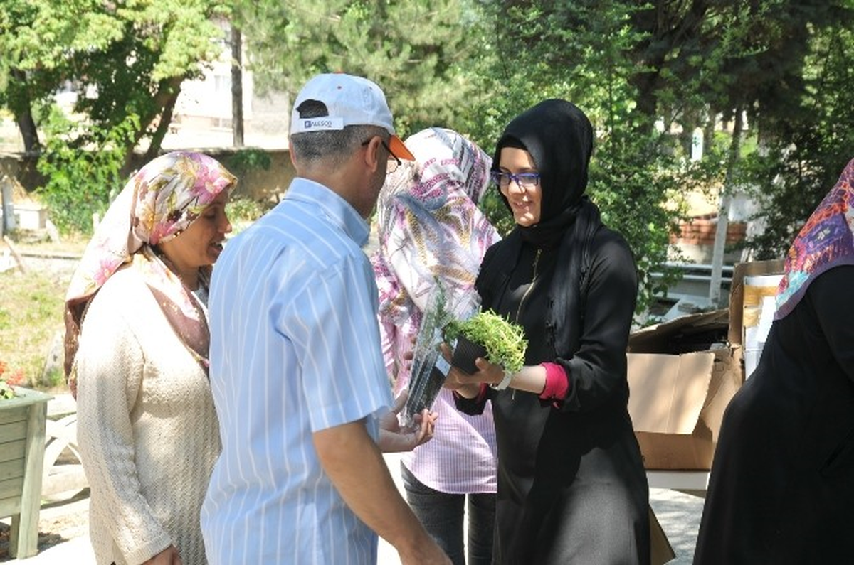 Belediyeden Kabir Ziyaretine Gelenlere Çiçek ve Çam Fidanı