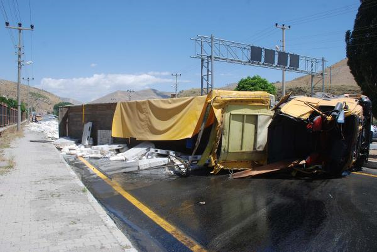 Bitlis\'te 2 Trafik Kazasında 4 Kişi Yaralandı