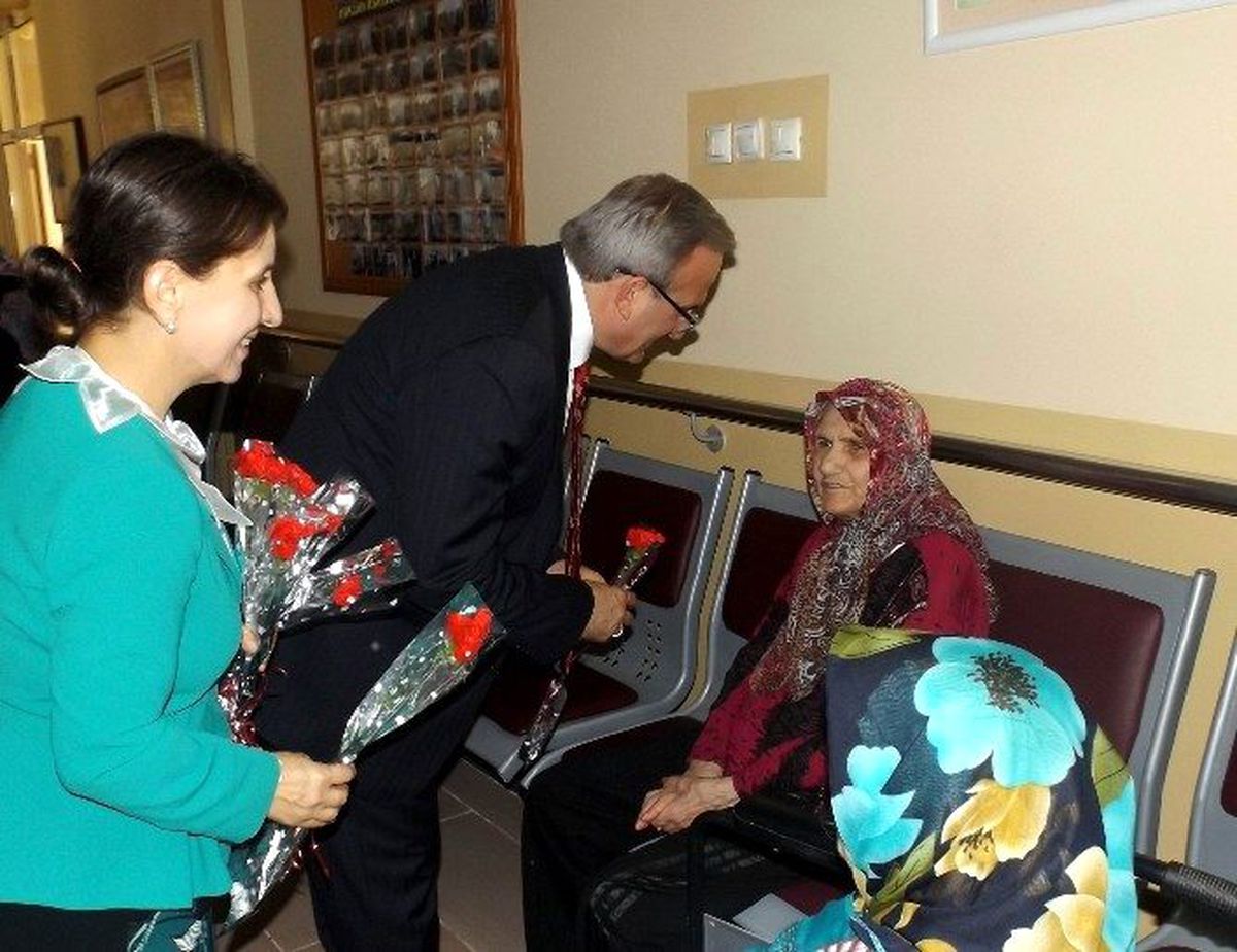 Bursa Valisi Münir Karaloğlu, Bayramda Huzur Evi Sakinleri ve Çocukları Unutmadı