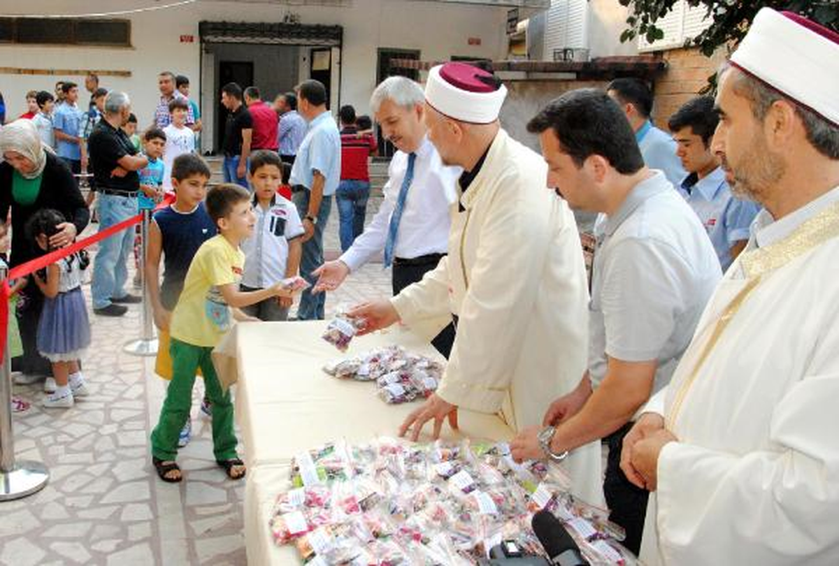 Cami Avlusunda Çocuklara Şeker Sürprizi