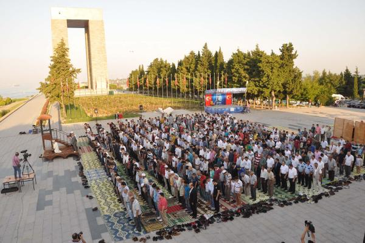 Çanakkale Şehitler Abidesi\'nde Bayramlaştılar