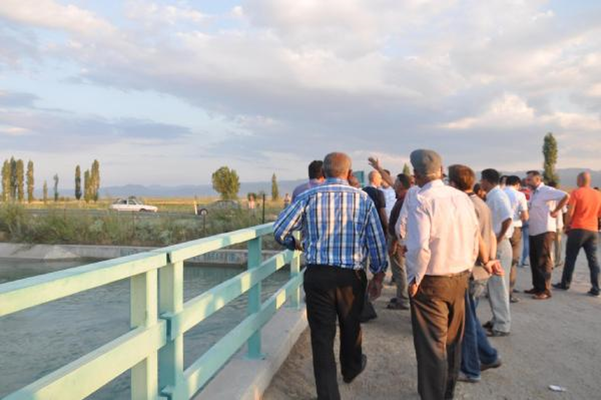 Çaya Düşen Çocuğu Kurtarmak İsterken Baba, Ağabey ve Amca da Boğuldu