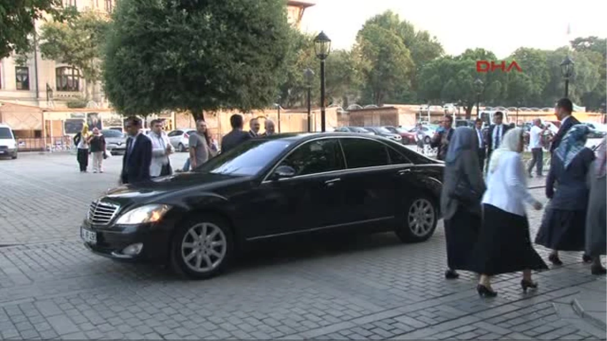 Cumhurbaşkanı Gül, Bayram Namazını Sultanahmet Camii\'nde Kıldı