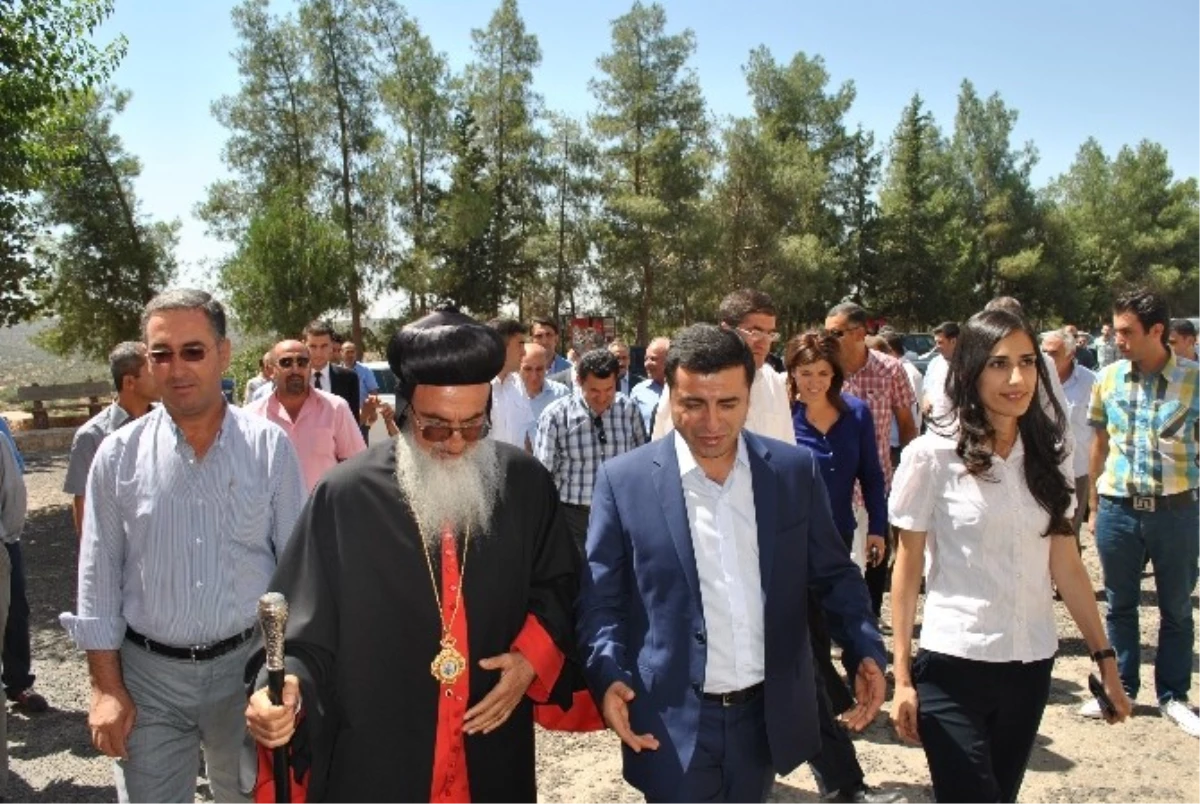 Demirtaş, Midyat\'ta Mor Gabriel Manastırını Ziyaret Etti