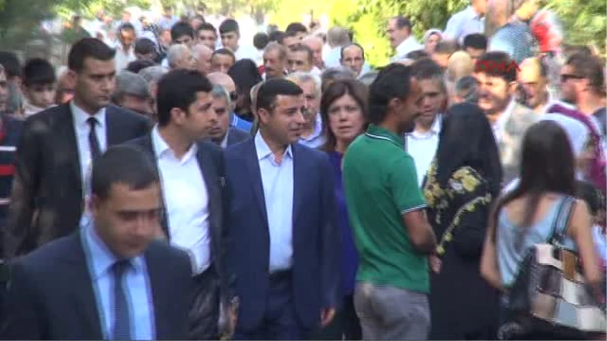 Demirtaş, Vedat Aydın\'ın Mezarını Ziyaret Etti