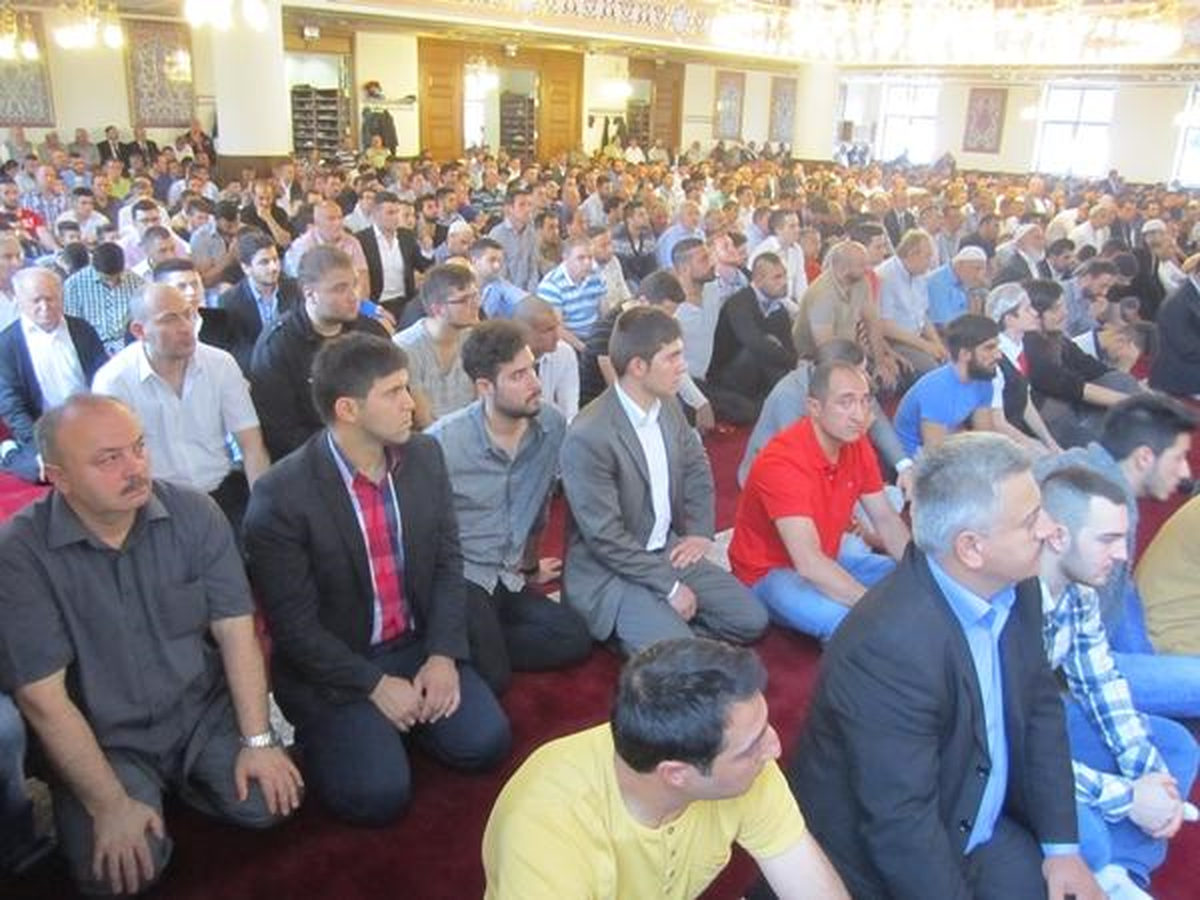 Duisburg\'da Ramazan Bayramı Namazı İçin Müslümanlar Camilere Akın Etti