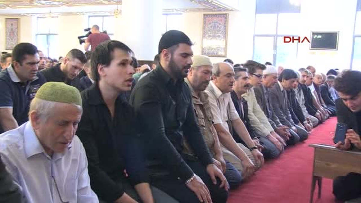 Duisburg\'da Ramazan Bayramı Namazı İçin Müslümanlar Camilere Akın Etti