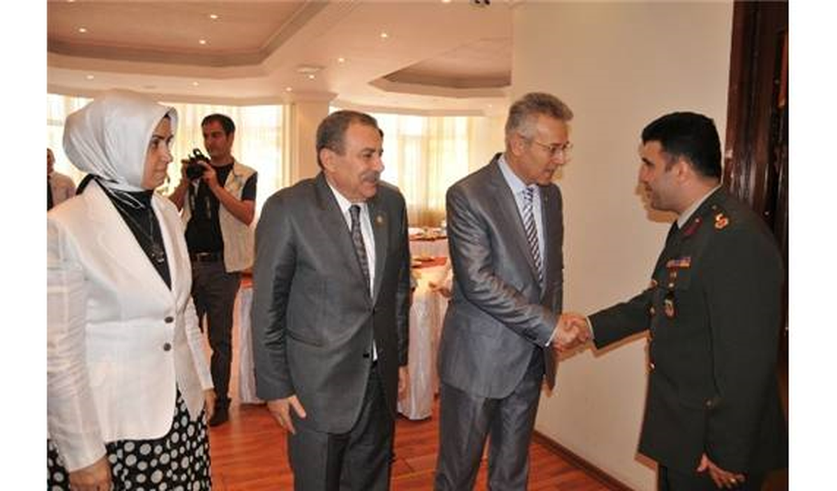 Eski Bakan Güler, Mardin\'de Bayramlaşma Törenine Katıldı