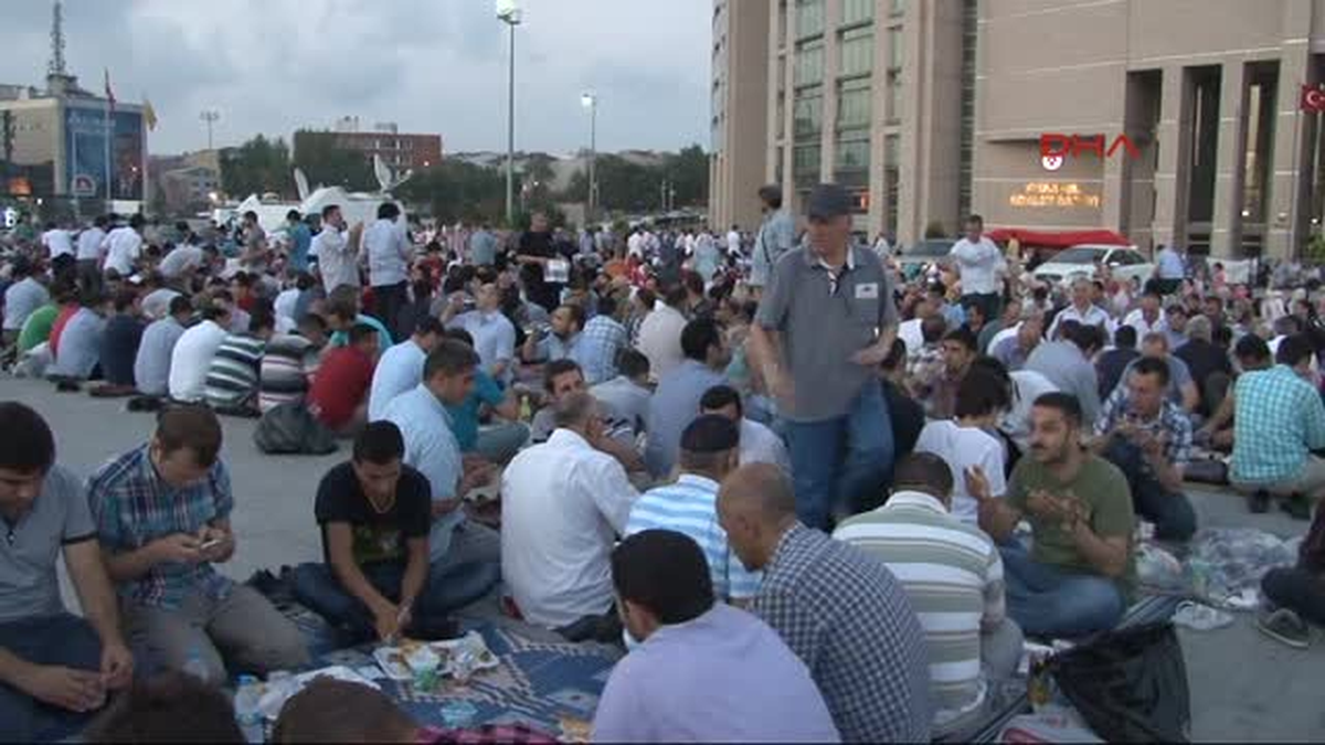 Eski İçişleri Bakanı İdris Naim Şahin, 22 Temmuz Operasyonu Kapsamında Adliyeye Sevk Edilen Polis...