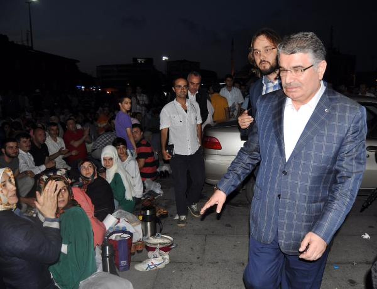 Eski İçişleri Bakanı İdris Naim Şahin, 22 Temmuz Operasyonu Kapsamında Adliyeye Sevk Edilen Polis...