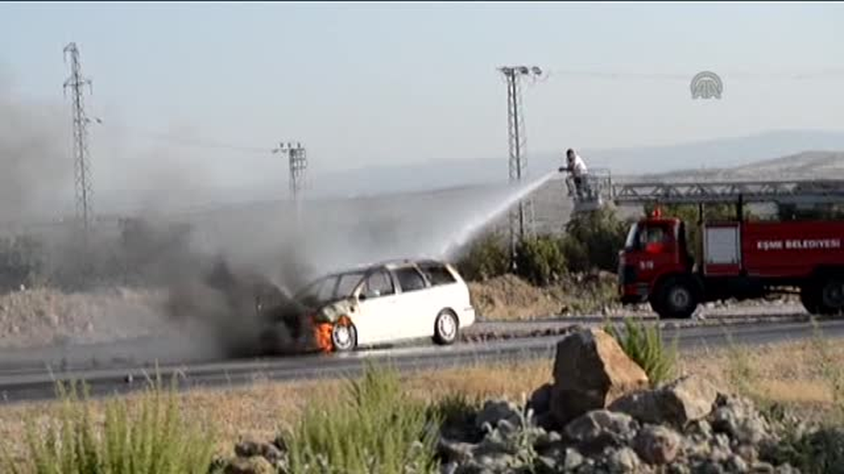 Eşme\'de Bayramlaşmadan Dönen Ailenin Otomobili Alev Aldı