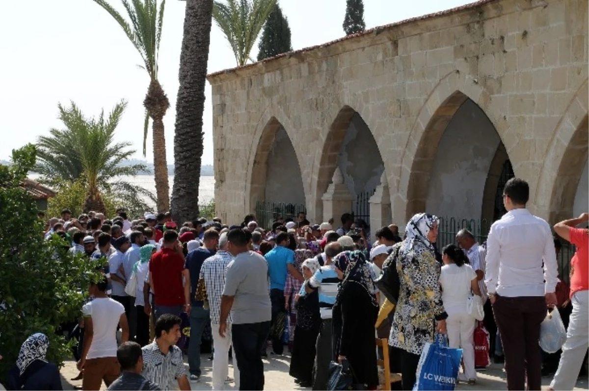 Hala Sultan Tekkesinde Yüzlerce Kişi Bayram Namazı Kıldı