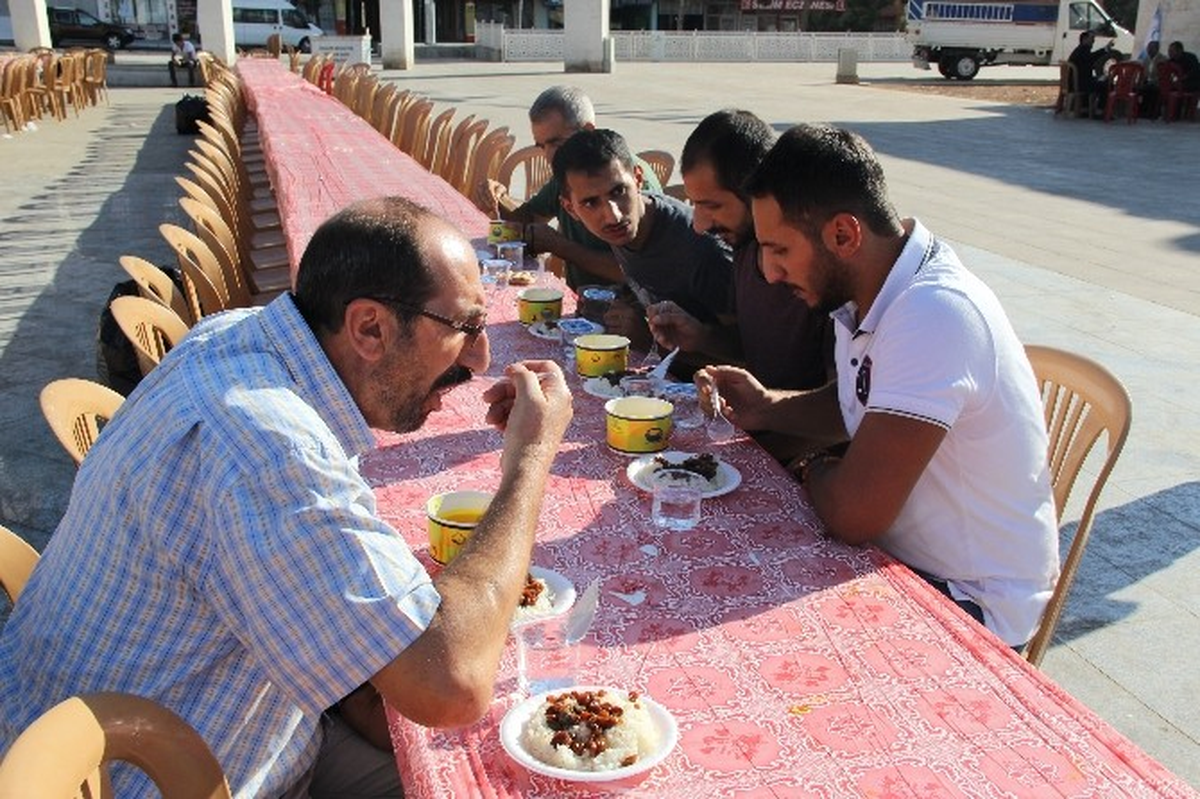 Haliliye Belediyesi Tarafından Bayramda Vatandaşlara Pilav ve Zerde Dağıtıldı