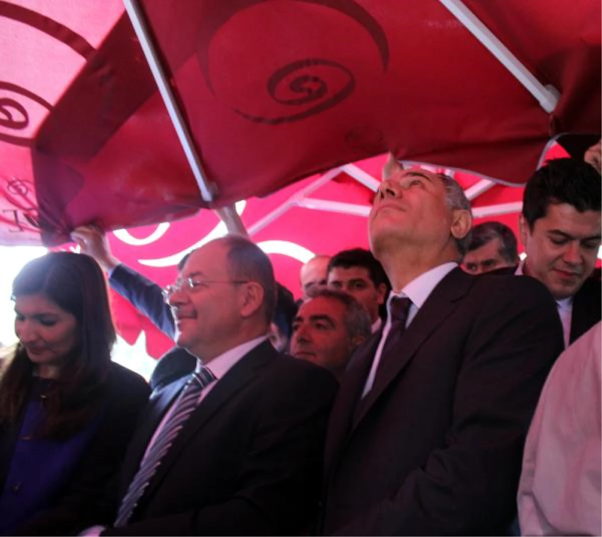 İçişleri Bakanı Efkan Ala\'yı Korumaları Yağmurdan Korudu
