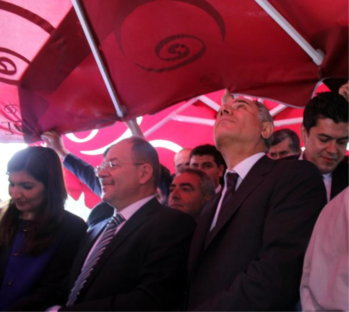 İçişleri Bakanı Efkan Ala'yı Korumaları Yağmurdan Korudu
