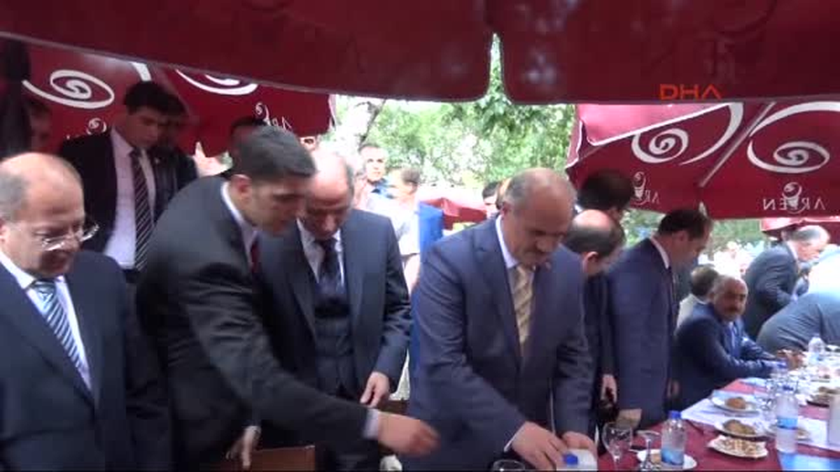 İçişleri Bakanı Efkan Ala\'yı Korumaları Yağmurdan Korudu