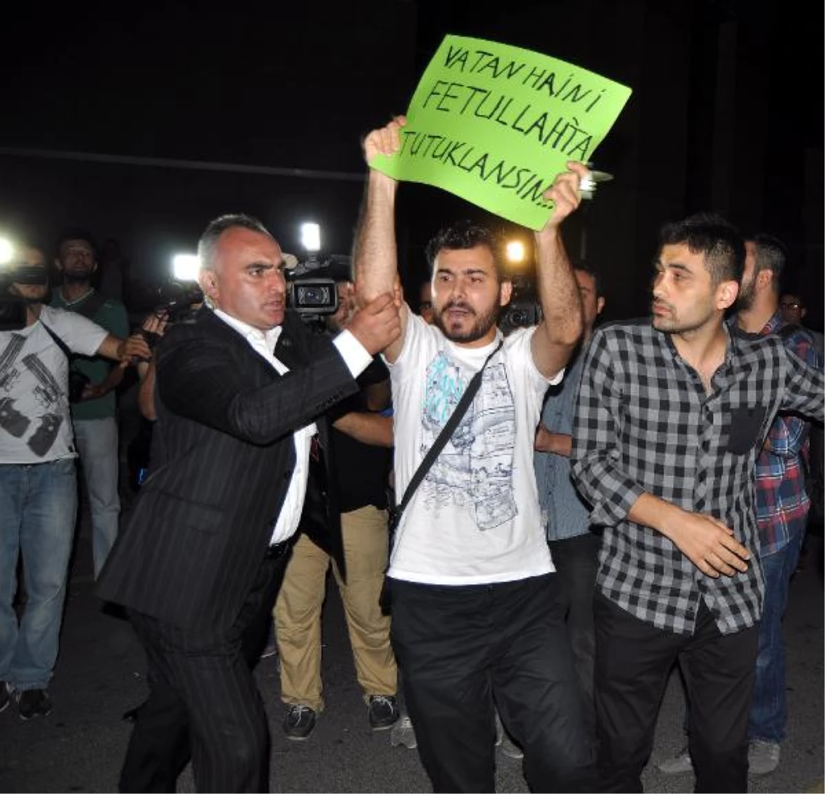 İdris Naim Şahin, Adliye Çıkışında Protesto Edildi