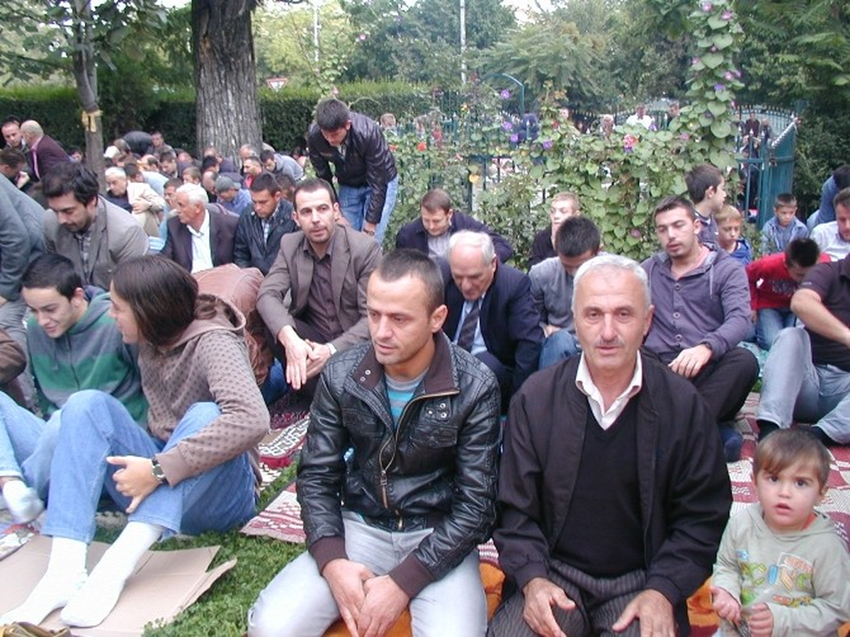 Kosovalı Müslümanlar Bayram Namazında Camilere Akın Etti