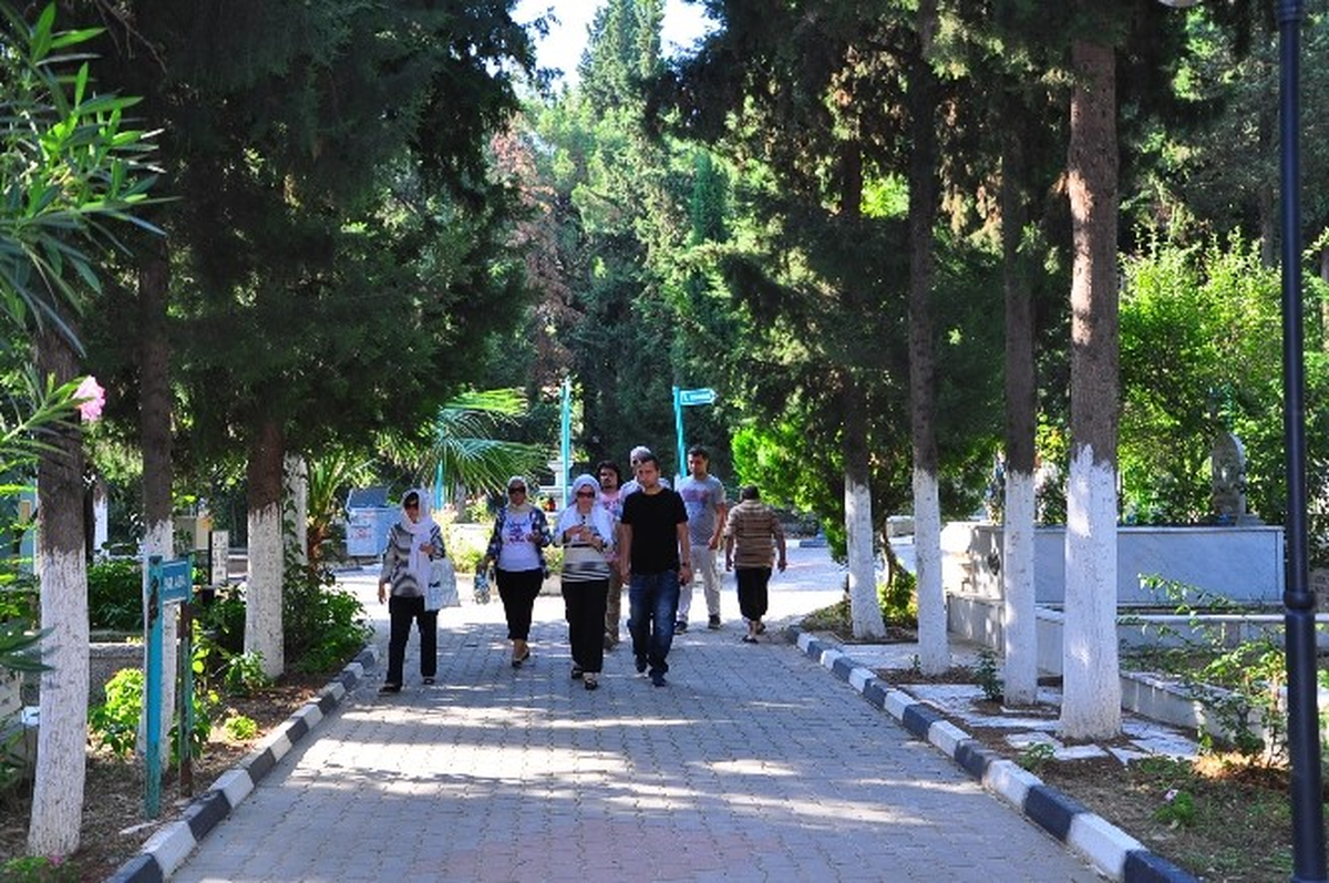 Manisalılar Mezarlıklara Akın Etti