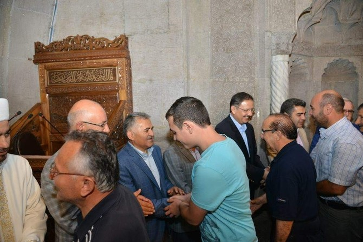 Melikgazi Belediye Başkanı Büyükkılıç Bayram Namazını Hunat Caminde Kılarak, Vatandaşlarla...
