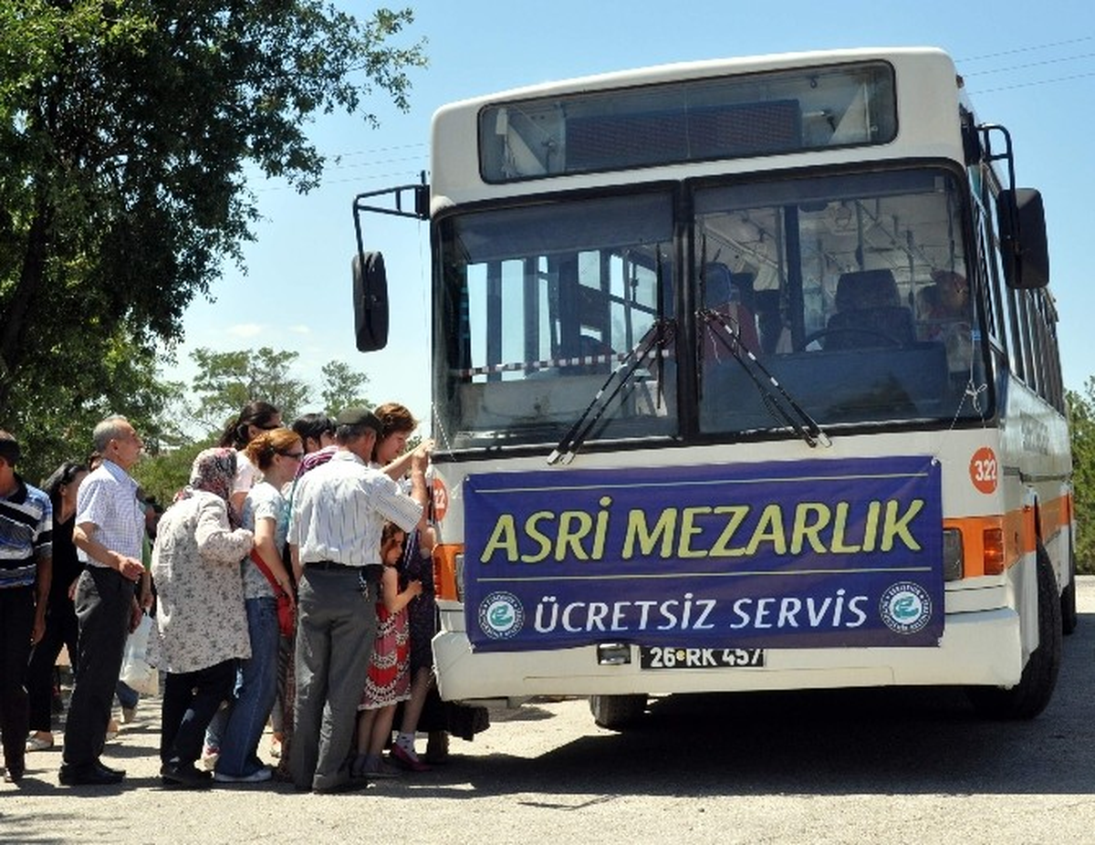 Mezarlıklar Ziyaretçi Akınına Uğradı