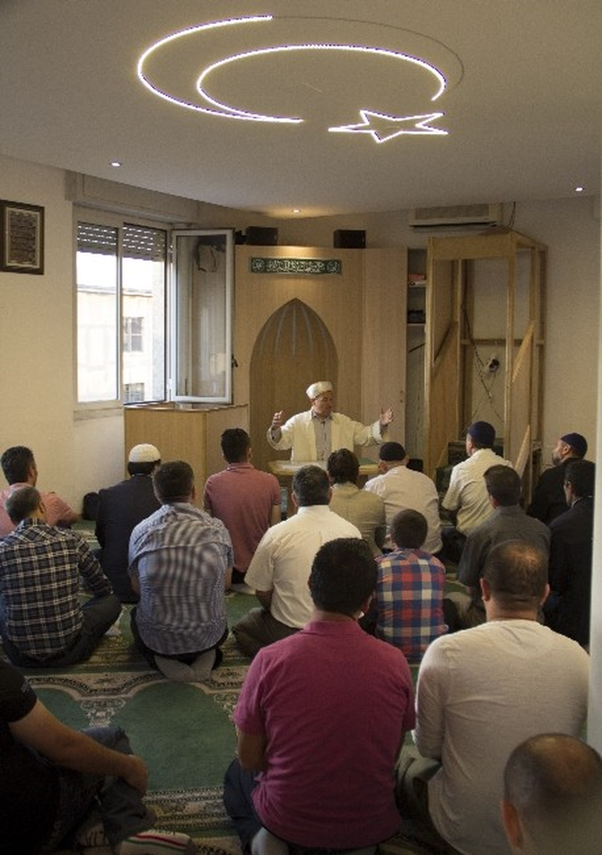 Milano\'da Müslümanlar Bayram Namazını Türk İslam Birliği Camii\'nde Kıldı