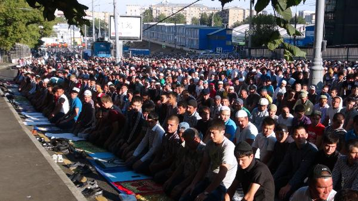 Moskova\'da Cami Doldu, Cadde ve Sokaklar İnsan Seline Döndü