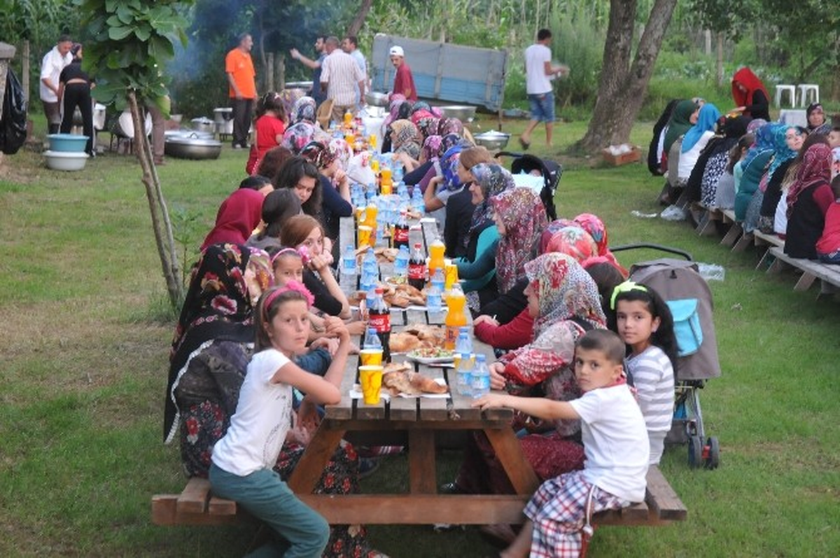 Akçakoca\'da Muhtarlardan Son İftar Yemeği