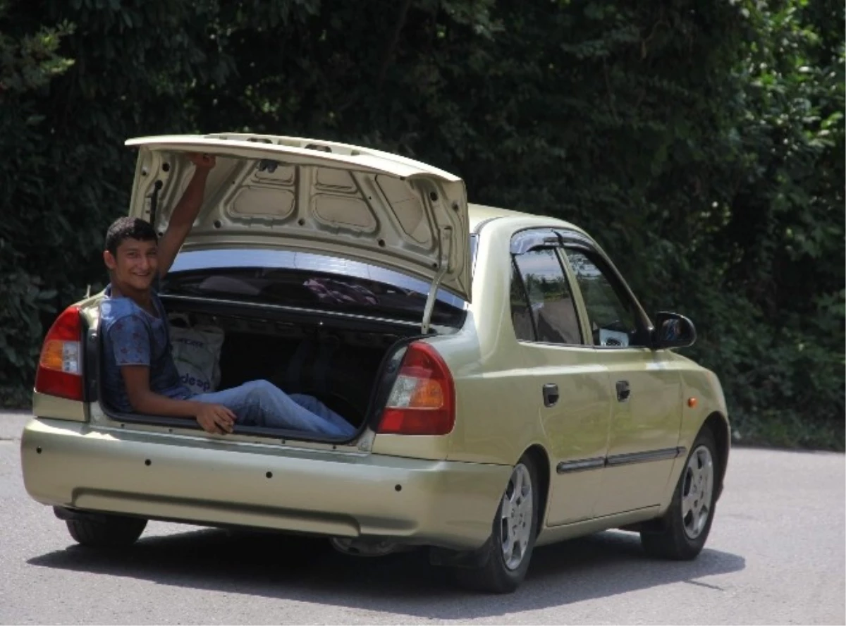 Zonguldak\'ta Otomobilin Bagajında Yolculuk Etti