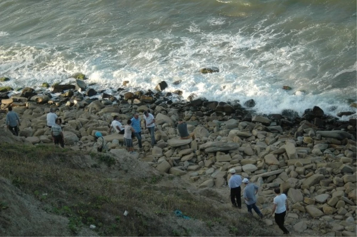 Oğlunu Kurtarmak İçin Denize Giren Baba, Dalgalara Yenik Düştü