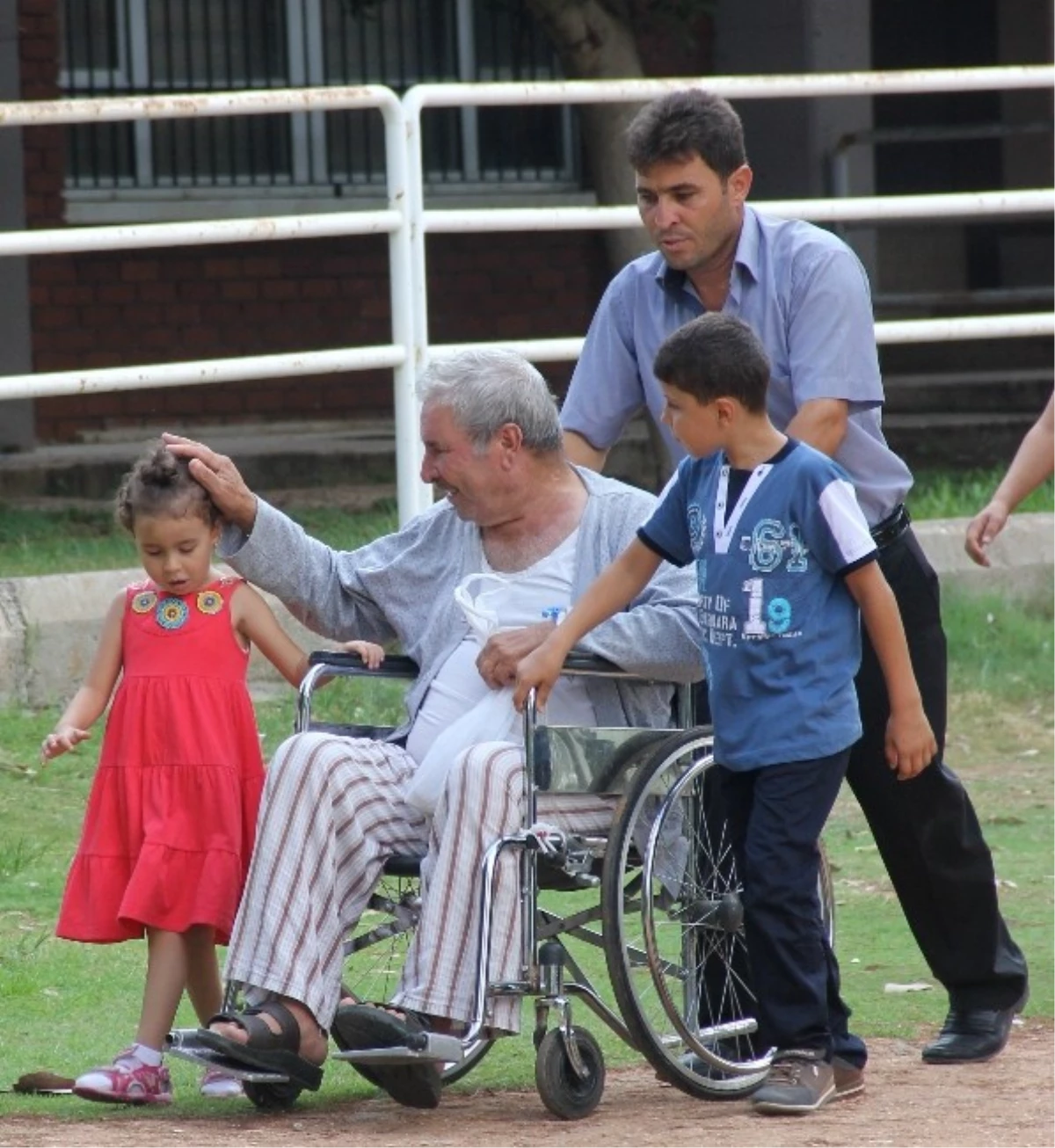 Yoğun Bakımdan Çıkıp Torunlarıyla Bayramlaştı