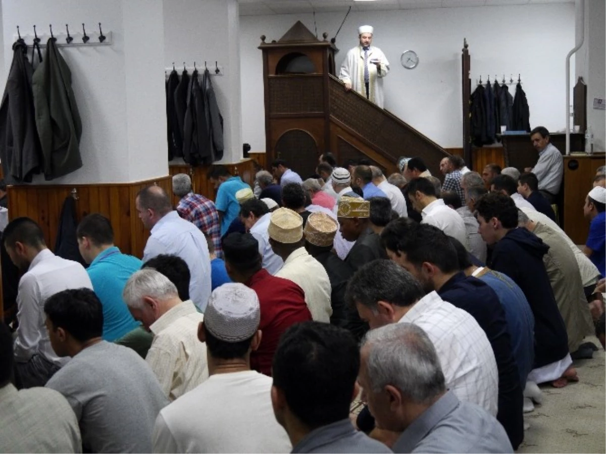 Paris\'teki Müslümanlar Bayram Namazında Gazze İçin Dua Etti