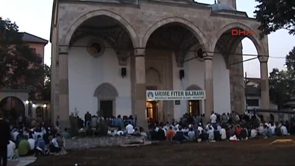 Priştineli Müslümanlar Bayram Namazını Fatih Sultan Mehmed Camii\'nde Kıldı
