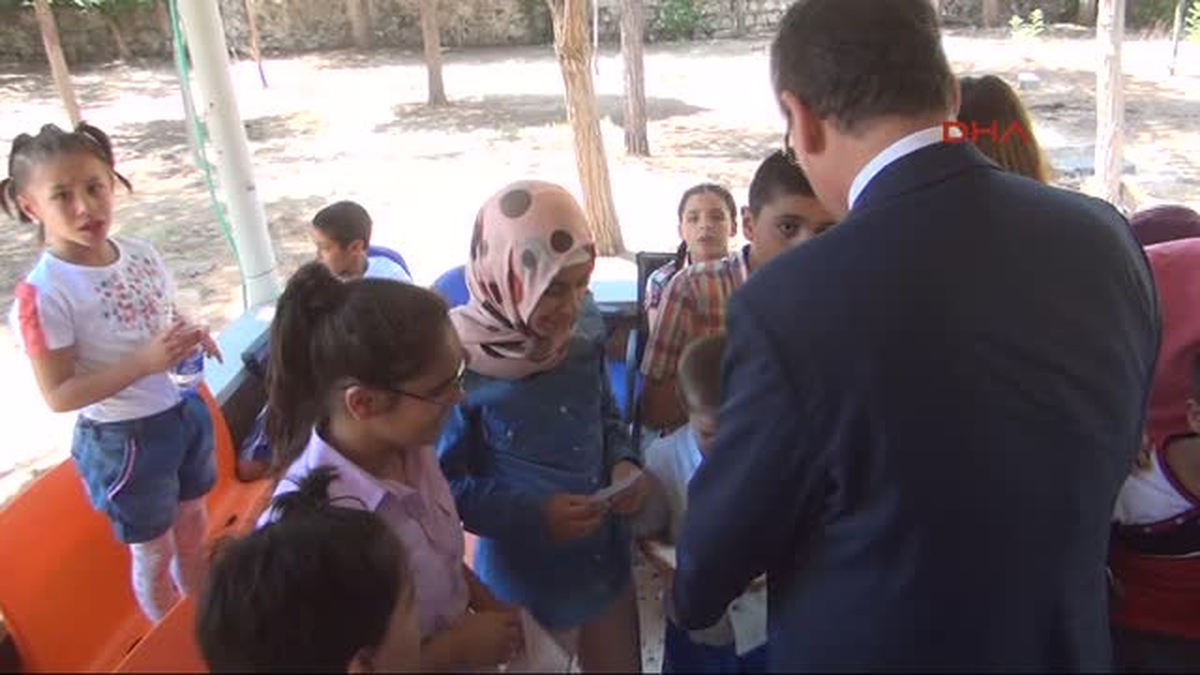 Şanlıurfa\'da Protokol Kimsesiz Çocuklara Harçlık Dağıttı