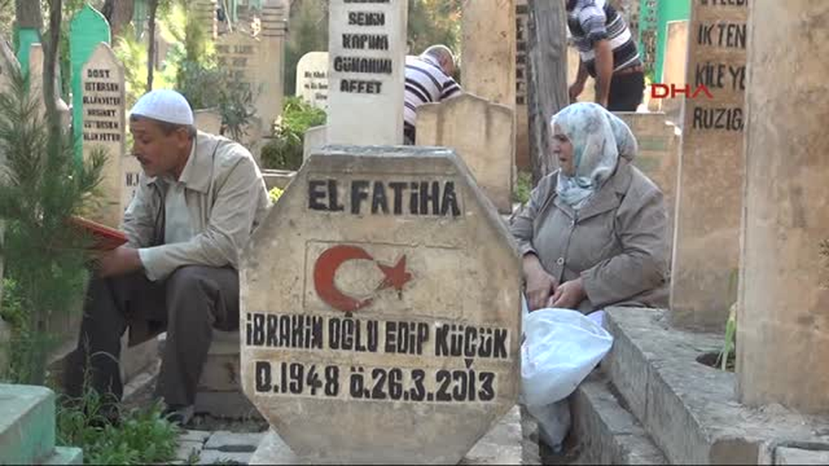 Şanlıurfa\'da Namaz Çıkışı Mezarlığa Akın