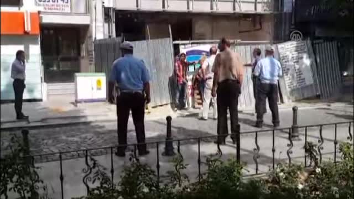 Tartıştığı eşini bıçakla rehin aldı -