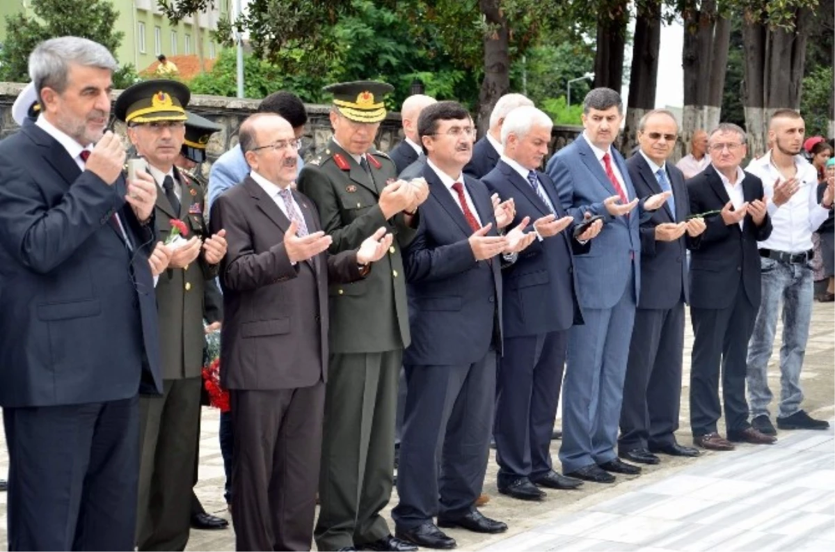 Trabzon\'da Protokol ve Halk Bayramlaştı