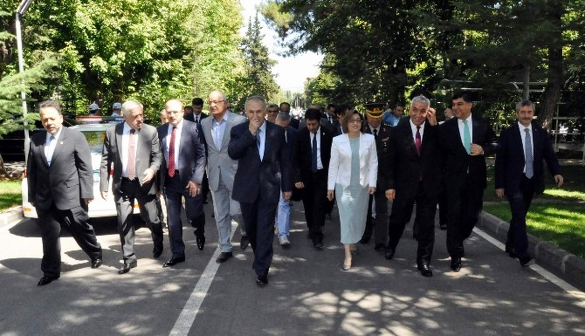 Vali Ata: "Bu Bayramı Üzüntü, Acıyla Kutluyoruz"