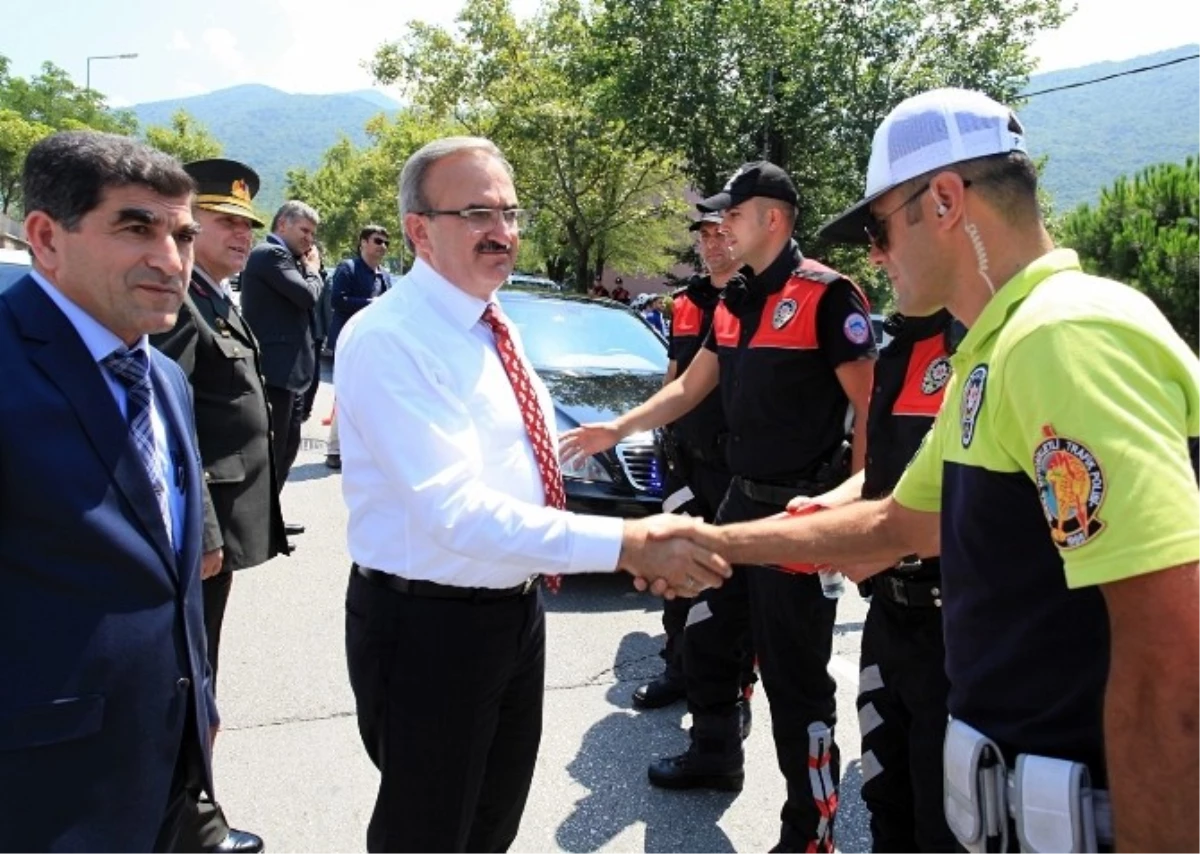 Vali, Trafik Polislerinin Kontrolüne Takıldı, Memurlarla Bayramlaştı