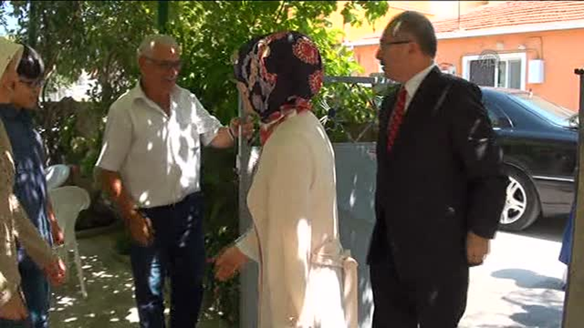 Vali Yaman\'dan, Musul Başkonsolosluğuna düzenlenen baskında rehin alınan Bakır\'ın ailesine ziyaret -